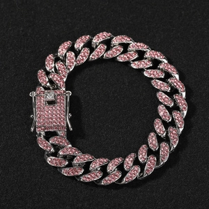 Makroaufnahme von silbernem Panzerarmband mit rosa Zirkonia-Steinen besetzt