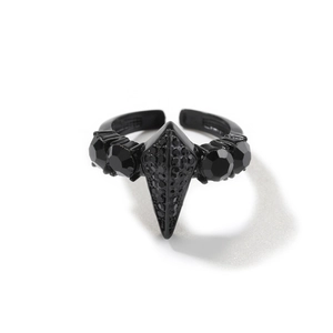 Makroaufnahme von Hip-Hop-Ring mit schwarzen Diamanten und verstellbarem Panther-Design