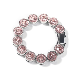 Detailansicht eines Silber-Armbands mit rosa runden Kristallen und kleinen Straßsteinen