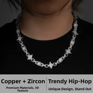 Dettaglio di una collana hip hop argento con stelle in zirconia indossata da un modello
