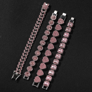Detailansicht eines Sets aus pinkfarbenen Strass-Armbändern mit Herz und Panzerkette
