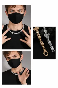 Detail der Hip-Hop-Halskette mit eisigem Kreuz und Kristallperlen in Silber und Gold