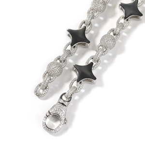 Collana hip hop in argento con zirconi pavé e stelle nere a quattro punte