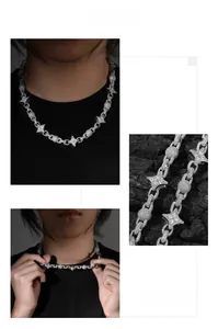 Dettaglio della collana hip hop argento con stelle a quattro punte e sfere di zircone