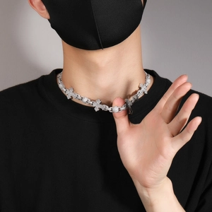 Hip-Hop Silberkette mit vereisten Kreuzgliedern getragen von Model auf schwarzem T-Shirt