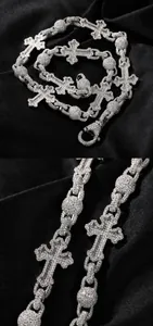 Makro-Detail von eisbedecktem Kreuzanhänger und Perlenkette mit glitzernden Zirkonia