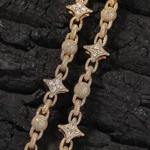 Dettaglio macro della collana a stella in argento con zirconi cubici scintillanti