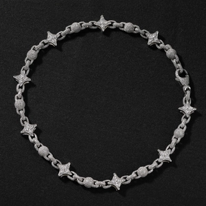 Dettaglio della collana a catena con stelle a quattro punte in argento e pavé di zirconi