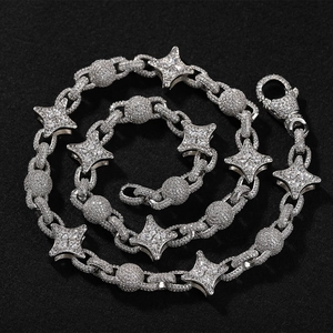 Dettaglio della collana hip hop argento con stelle a quattro punte e zirconi incastonati