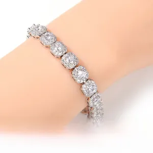 Dettaglio di un bracciale hip hop in rame con unità quadrate e zirconi incastonati