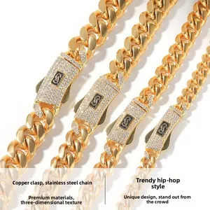 Detalle de cadenas Cuban link de acero con hebilla de cobre y diamantes con logo S
