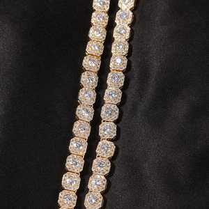 Dettaglio del bracciale tennis oro 9 mm con maglie quadrate e zirconi incastonati a pavé