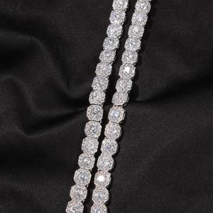 Dettaglio macro della collana tennis argento con maglie ottagonali e zirconi incastonati