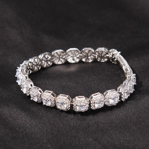 Vista macro del bracciale hip-hop 9mm con pietre di zirconia su seta nera di lusso