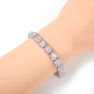 Dettaglio del bracciale a maglie con zirconi quadrati da 9mm in stile hip hop