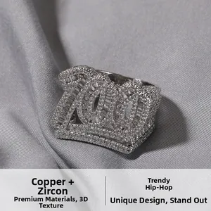 Dettaglio ravvicinato dell'anello hip hop con design 100 e micro-pavé di zirconi argentati
