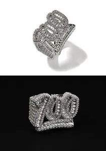 Dettaglio dell'anello hip-hop con design numero 700 e intarsi in zirconi brillanti