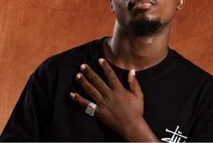 Primo piano dell'anello hip-hop in argento con zirconi e numero 100 sulla mano uomo