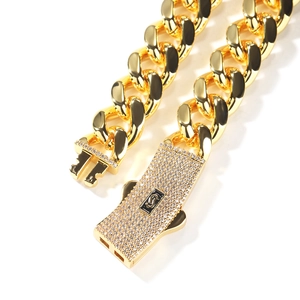 Collar de eslabones cubanos dorados con cierre de diamantes y logo de letra S
