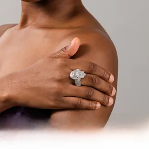 Gros plan d'une bague Hamsa Hip Hop sertie de zircons blancs portée par un mannequin