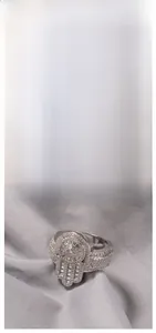 Macro de bague Main de Fatma en argent avec zircons sur fond de satin de luxe