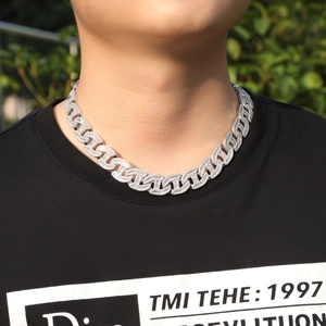 Λεπτομέρεια από ασημένιο κολιέ Cuban link με κυβική ζιρκόνια σε στυλ hip-hop για άνδρες