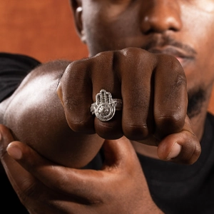 Vue macro d'une bague main de Fatma pour hommes avec zircons et détails glacés argent