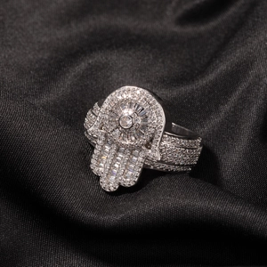 Détail macro de la bague Main de Fatma avec oxydes de zirconium sur tissu noir