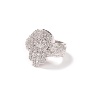 Vue détaillée de la bague Hamsa en argent avec zircons micro-pavés et détails en cristal