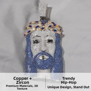 Vista macro del ciondolo Gesù hip hop con zirconi blu e bianchi su tessuto grigio