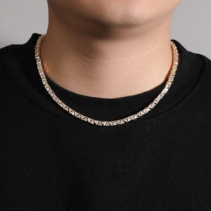 Détail d'un collier tennis en plaqué or 5mm avec zircons triangulaires porté au cou