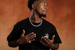 Detail der Hip-Hop-Dornendraht-Halskette und des breiten glitzernden Rings am Model