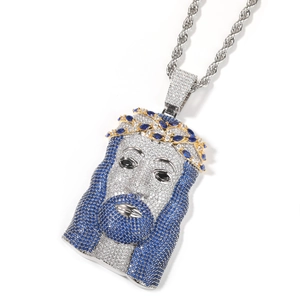 Dettaglio del ciondolo Jesus hiphop con pietre blu e corona di spine dorata