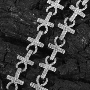 Makro-Detail von Iced-Out-Ankh-Kreuz-Gliedern mit Zirkonia-Besatz auf hochwertiger Hip-Hop-Kette