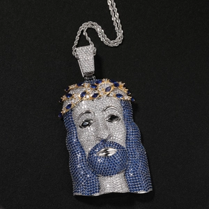 Vista macro del ciondolo hip hop Gesù Cristo con zirconi blu e bianchi incastonati