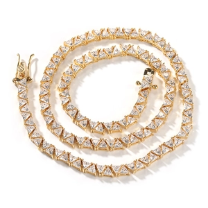 Vue détaillée du collier tennis doré 5mm avec pierres de zircone triangulaires