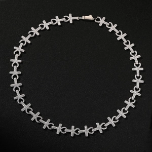 Makroansicht der 15mm Full Diamond Kreuzgliederkette im silbernen Hip-Hop-Stil