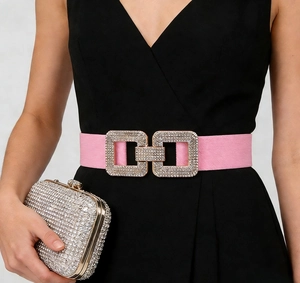 Détail de la ceinture élastique rose avec boucle à strass luxueuse et finition chic
