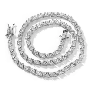 Détail d'un collier tennis classique 5mm avec zircones triangulaires et fermoir sécurisé