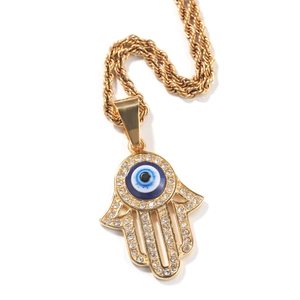 Dettaglio macro del ciondolo Mano di Fatima con occhio turco e cristalli lucidi