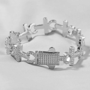 Makroaufnahme vom 15mm voll besetzten Kreuz-Gliederarmband mit breitem Kastenverschluss