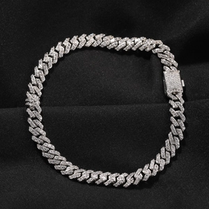 Nahaufnahme von 6mm Silber-Cuban-Armband mit eisgekühlten Pavé-Diamanten und sicherem Kastenverschluss
