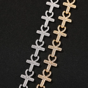 Makroansicht der 15mm Ankh-Kreuz-Glieder in Gold und Silber mit vollem Besatz im Hip-Hop-Stil