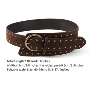 Vue détaillée d'une ceinture large en daim marron avec rivets et boucle métallique