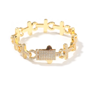 Nahaufnahme des goldenen Kreuzglieder-Hip-Hop-Armbands mit Zirkonia-besetztem Verschluss