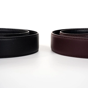 Détail de ceintures en cuir grainé noir et marron foncé avec coutures de précision