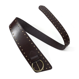 Vue détaillée d'une ceinture en cuir marron foncé avec rivets en laiton et boucle ronde