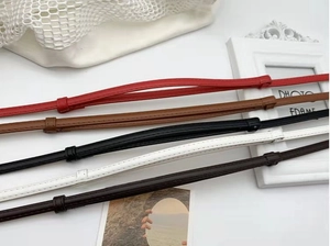 Détail de ceintures ajustables en similicuir en cinq couleurs pour robes de femmes