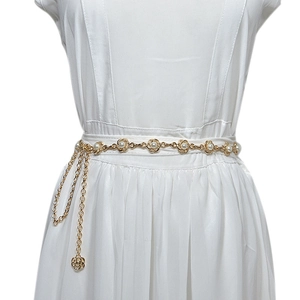 Elegante cinturón de cadena dorada para mujer con perlas blancas y dijes de camelia de metal