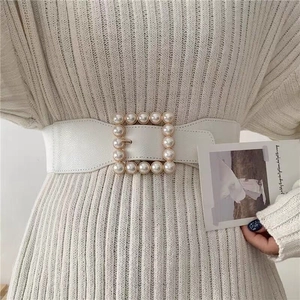 Eleganter weißer breiter elastischer Taillengürtel mit Perlquadratschnalle für Kleider
